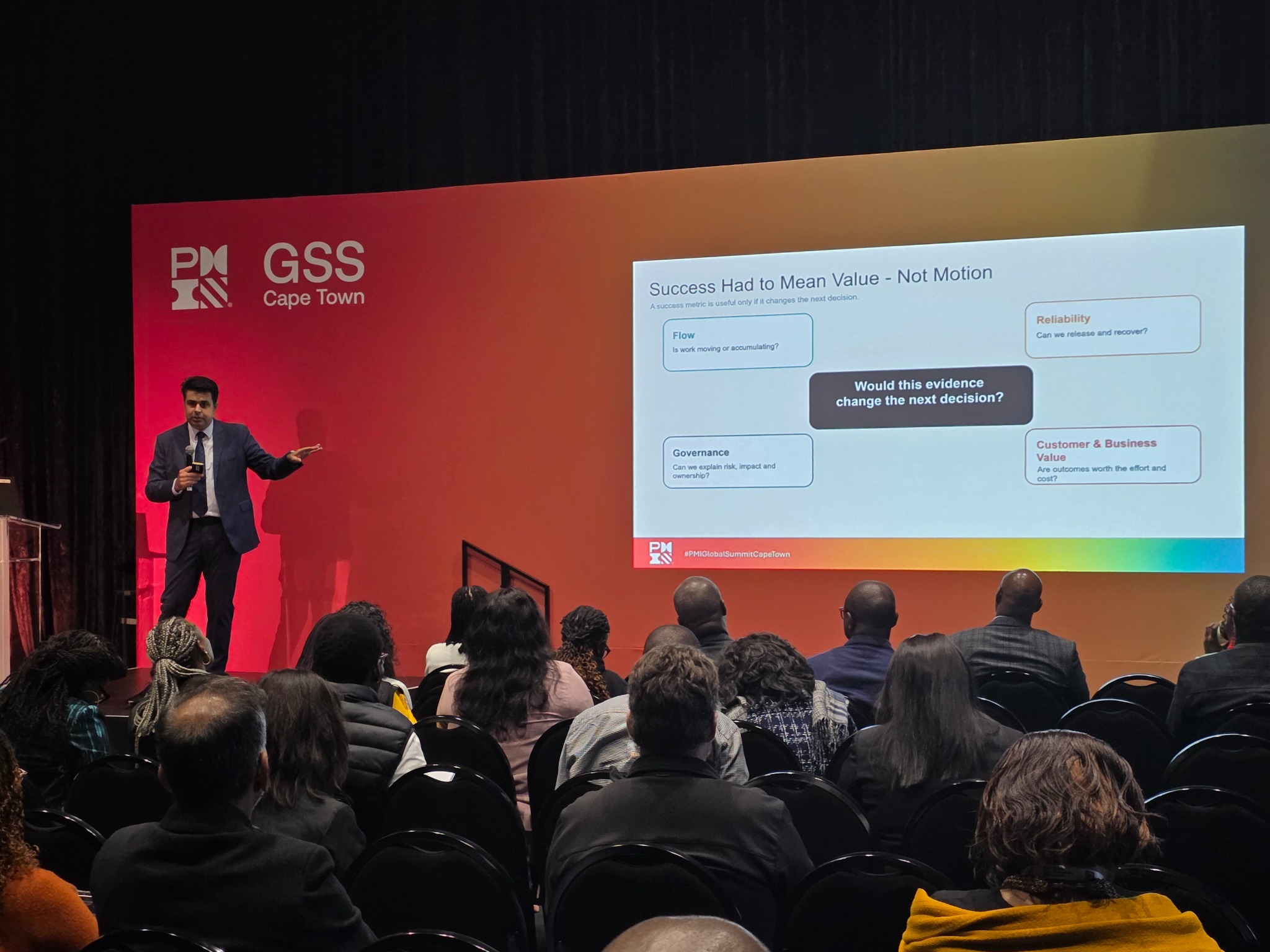 دکتر علی فروزش در حال سخنرانی در PMI Global Summit Series کیپ‌تاون